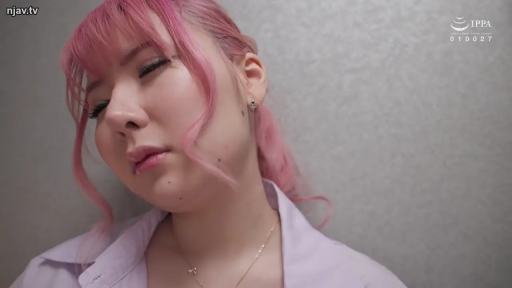 室内 · 面部 · 平静 · ネックレス · シャツ · 横に頭を傾ける · 独处 · 粉色头发