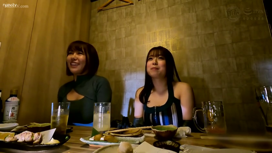 露乳 · 全裸 · 微笑 · 枕头 · 半身特写 · 女上位 · 卧室床铺 · 拥抱性交
