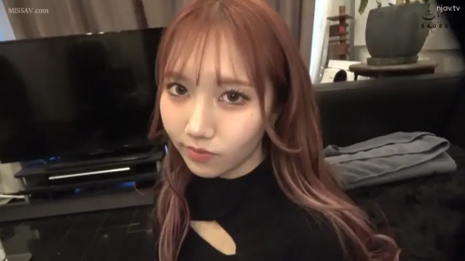 座り姿勢 · 平静 · リビング · 顔のクローズアップ · 注視 · 长发 · 电视 · 黑色镂空上衣