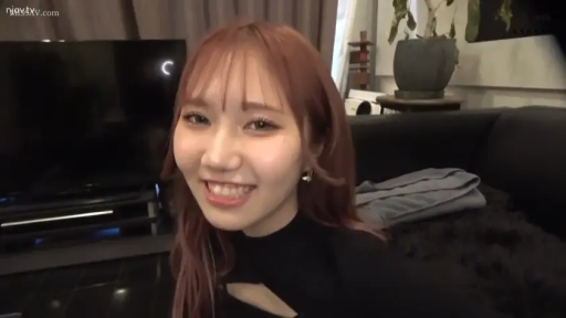 坐姿 · 臉部特寫 · 盆栽 · 客廳 · 注視 · 愉快 · 黑色镂空上衣