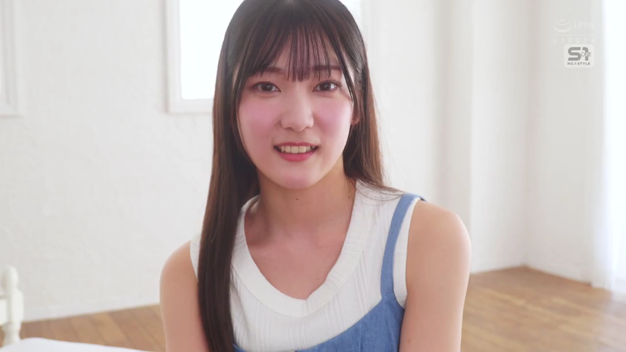 室内 · 坐姿 · 严肃 · 单人 · 中景 · 床 · 注视镜头 · 牛仔背带裙