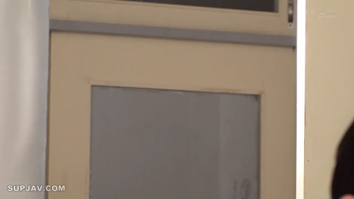 室内 · 站立 · 微笑 · 职业装 · 文件夹 · 长发 · 头部特写 · 手持文件夹