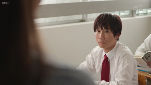 教室 · 黑板 · 上半身特写 · 教师制服 · 浅蓝色衬衫 · 站立姿势 · 严肃表情 · 授课行为