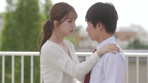 Serious · Half-body · Guardrail · Eye contact · 面对面站立 · White long-sleeved shirt · 屋顶