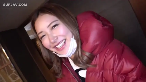 室内 · 站立 · 微笑 · 顔のクローズアップ · 长发 · 口罩 · 开心 · 红色羽绒服