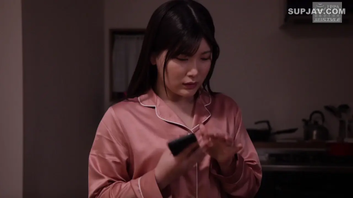 Serious · Stand · Half-body · Kitchen · 手机 · Home Scene · Playing with phone · 粉色睡衣