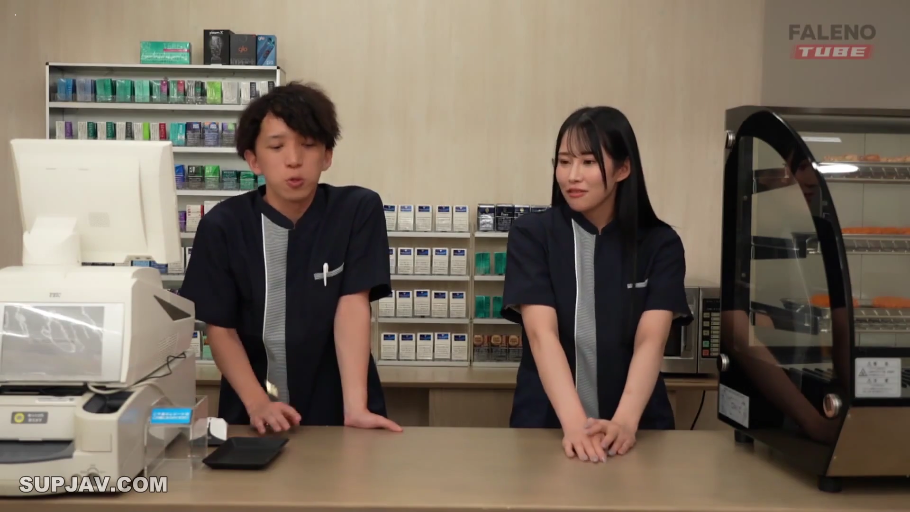 站立 · 中景 · 微笑 · 对话 · 制服 · 便利店 · 职场 · 收银机