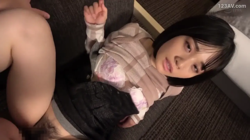 室内 · 胸部 · 露乳 · 沙发 · 仰卧 · 花色内衣 · 短发 · 失神