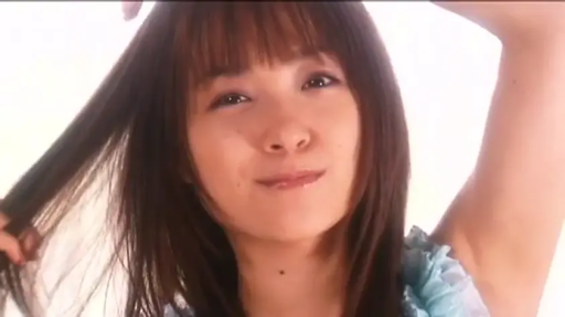 臉部特寫 · 清纯 · 拍照 · 高亮背景 · 灿烂微笑 · 蓝色荷叶边裙 · 正面看向镜头