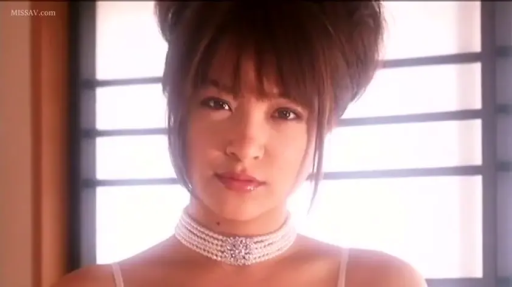 Indoor · Hazy · 面部特写 · Gaze · Sleeveless top · 正面