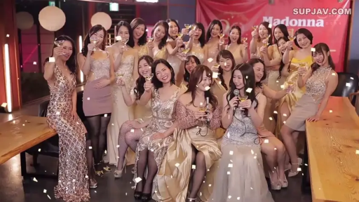 站姿 · 全景 · 酒杯 · 多人 · 宴会厅 · 欢快 · 晚礼服 · 祝酒