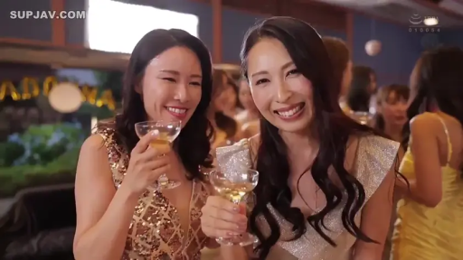 站姿 · 上半身 · 笑容 · 社交 · 宴会厅 · 香槟杯 · 举杯 · 亮片礼服