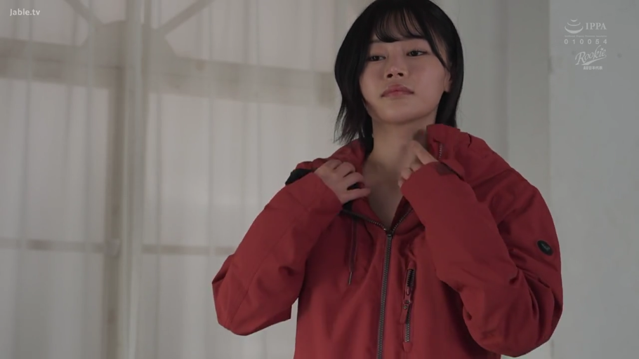 室内 · 坐姿 · 露乳 · 微笑 · 面对镜头 · 裸体 · 上半身