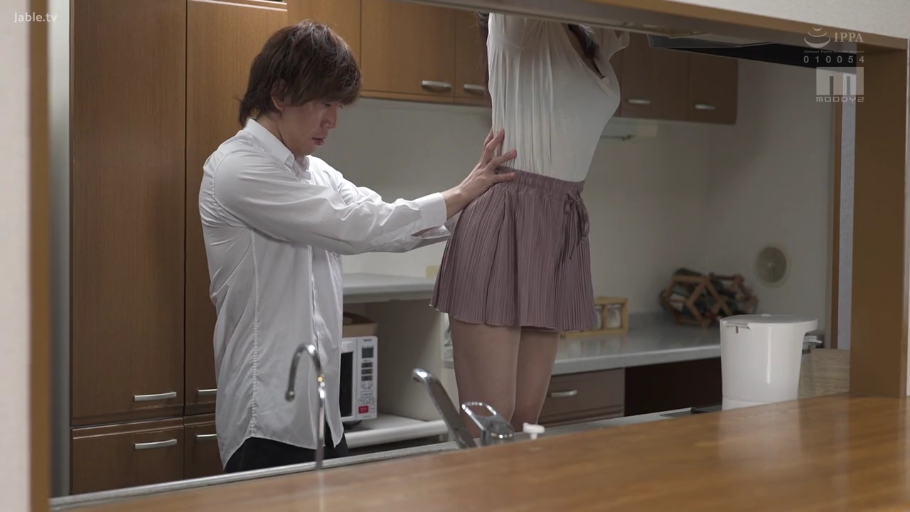 专注 · 站姿 · 百褶裙 · 厨房 · 抚摸 · 电水壶