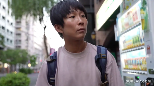 单人 · 站立 · 面部特写 · 户外 · T恤 · 疑惑 · 寻找 · 自动贩卖机