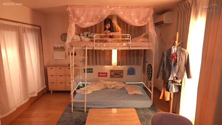 坐姿 · 卧室 · 远景 · 宽松T恤