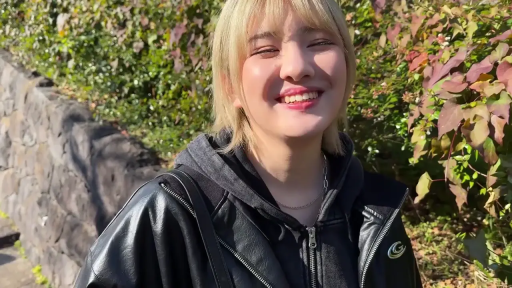 脸部特写 · 站立 · 户外 · 皮夹克