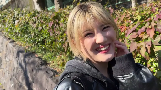 站立 · 微笑 · 半身 · 黑色皮衣 · 户外 · 金发 · 开心