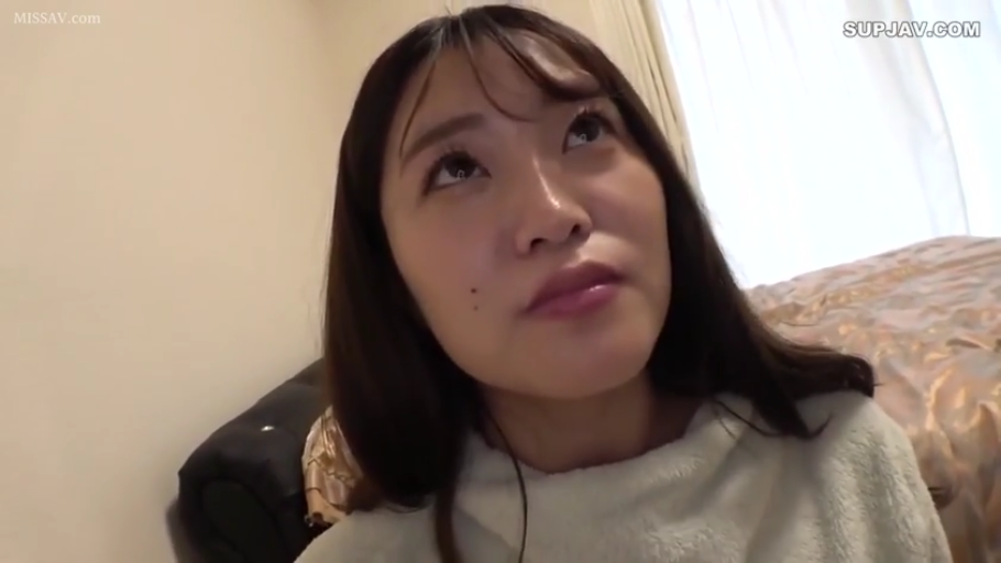 臉部特寫 · 臥室 · 迷離 · 凝视 · 仰视 · 长发 · 淺色毛衣