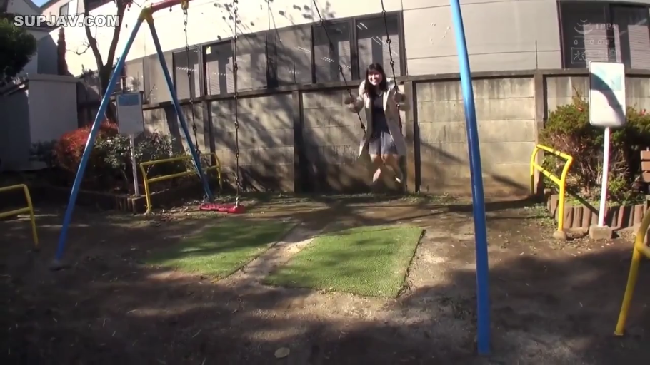 坐姿 · 全景 · 微笑 · 公园 · 米色风衣 · 秋千 · 荡秋千