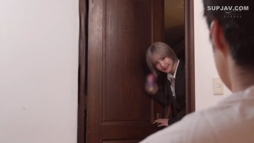 职业西装 · 微笑 · 远景 · 短发 · 门 · 窥视 · 侧立 · 房间门口