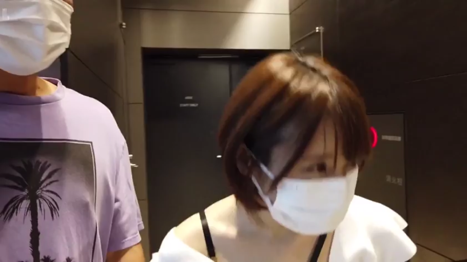 站立 · 平静 · 休闲装 · 行走 · 头部 · 口罩 · 室内走廊 · 素人感