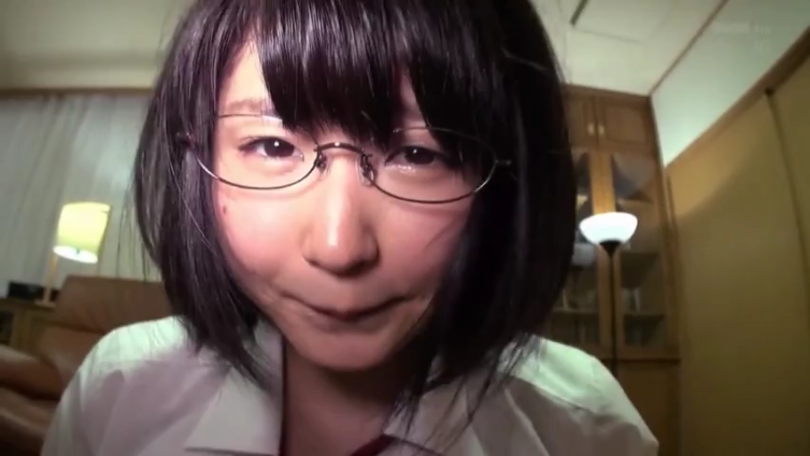 室内 · 俯身 · 眼镜 · 脸部特写 · 白衬衫 · 注视 · 短发 · 含蓄