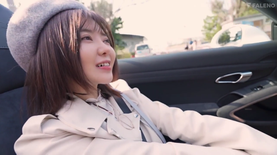 坐姿 · 汽车 · 脸部特写 · 开心 · 注视镜头 · 白天 · 灰色贝雷帽 · 跑车内