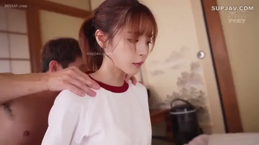 坐姿 · 脸部特写 · 和室 · 平静 · 运动服 · 剧情片 · 被人按摩