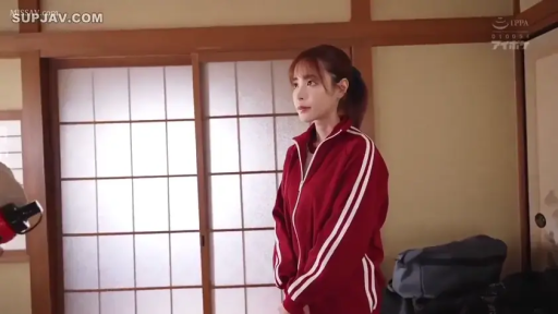 站立 · 和室 · 半身 · 凝视 · 无表情 · 红色运动服 · 旅行包