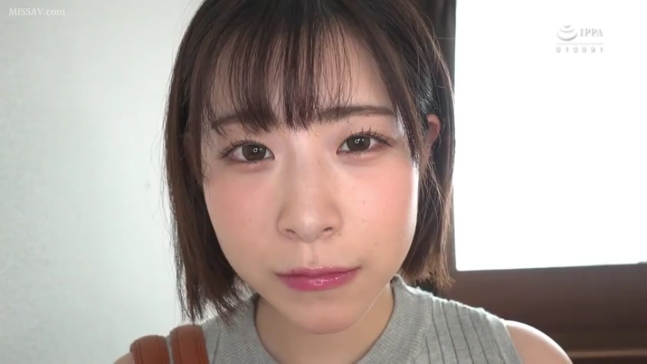 室内 · 展示 · 臀部特写 · 裸露 · 撅起 · 金色泳装