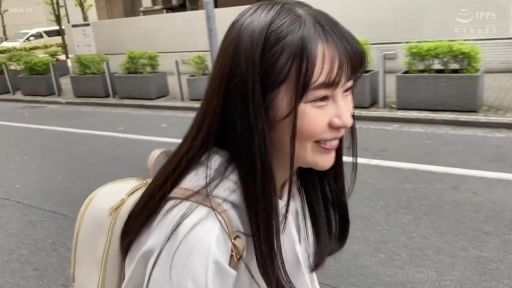 座り姿勢 · 会話 · 自然 · 半身 · 街拍 · 白色卫衣 · 屋外カフェ · 冷饮