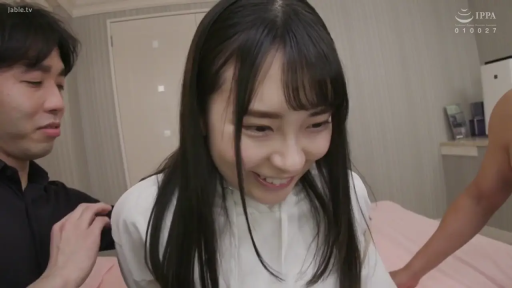 室内 · 顔部のクローズアップ · 并排坐 · 多人 · インタラクティブ · 恥ずかしげな微笑み · 白色卫衣