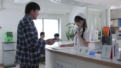 醫院 · 护士服 · 中景 · 站姿 · 自然 · 对话 · 手机 · 制服誘惑