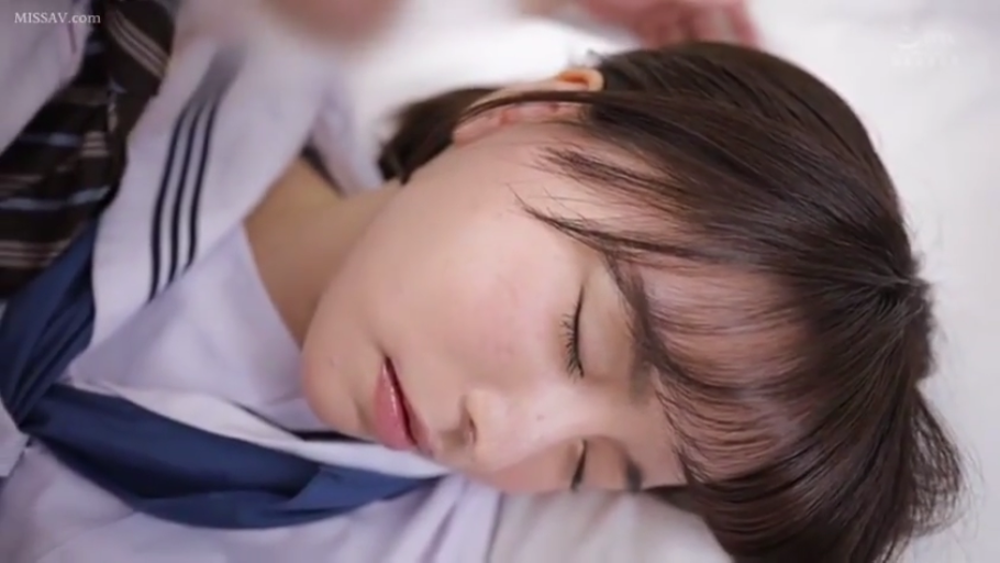 室內 · 臉部特寫 · 水手服 · 躺姿