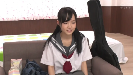 室内 · 坐姿 · 微笑 · 对话 · 上半身 · 清纯 · 水手服 · 吉他包