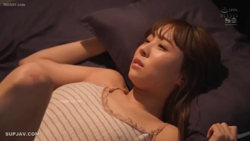 顔部のクローズアップ · 寝室 · 仰臥 · 条纹吊带