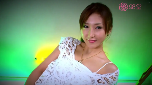 室内 · 微笑 · 面部特写 · 白色蕾丝上衣 · 凝视 · 侧身面对镜头