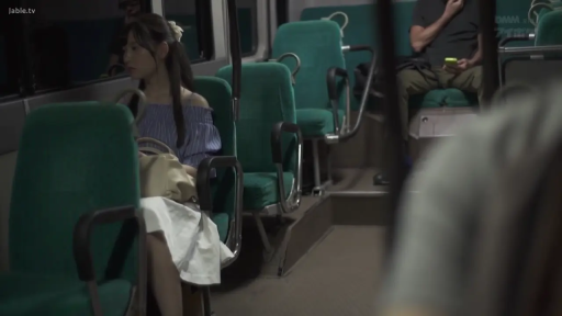 座り姿勢 · 憂鬱 · 中景 · ハンドバッグ · 乘车 · オフショルダートップ · バス · 偷拍视角