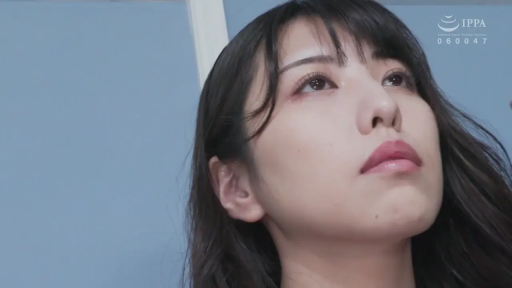 室內 · 臉部特寫 · 迷離 · 凝视 · 仰视 · 长发 · 无可见服装