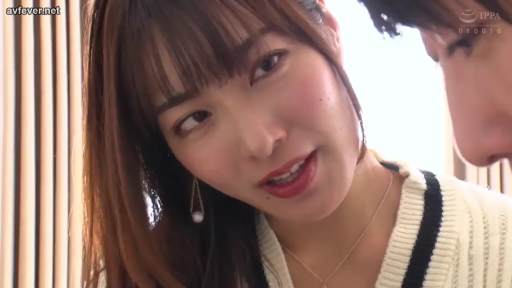 室内 · 俯身 · 面部特写 · 注视 · 诱惑 · 首饰 · 亲密 · 白色毛衣