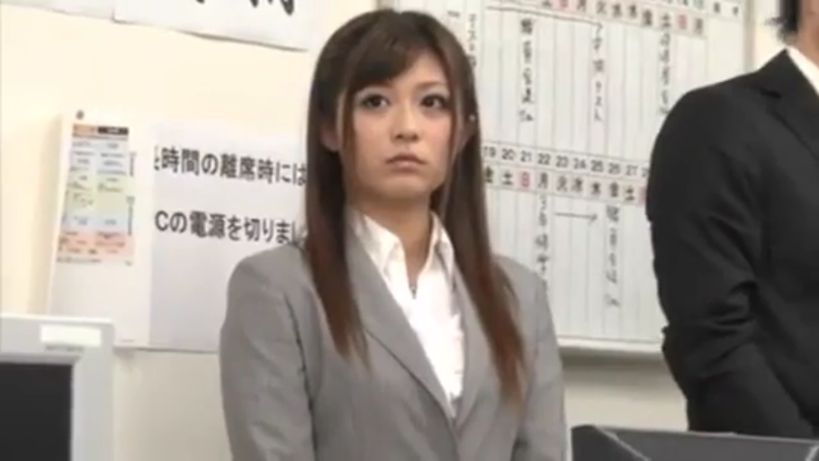 严肃 · 办公室 · 站立 · 半身 · 职场女性 · 注视 · 灰色西服套装 · 告示板