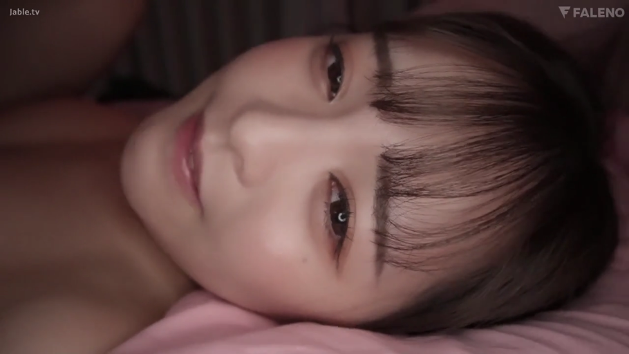 脸部特写 · 卧室 · 床铺 · 裸体 · 凝视 · 躺姿 · 亚洲女性 · 柔和