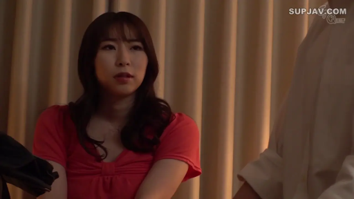 严肃 · 剧情 · 注视 · 上半身 · 窗帘 · 室内房间 · 相对而坐 · 红色V领上衣