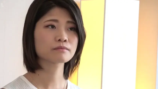 室內 · 憂鬱 · 臉部特寫 · 白色上衣 · 注視 · 正臉