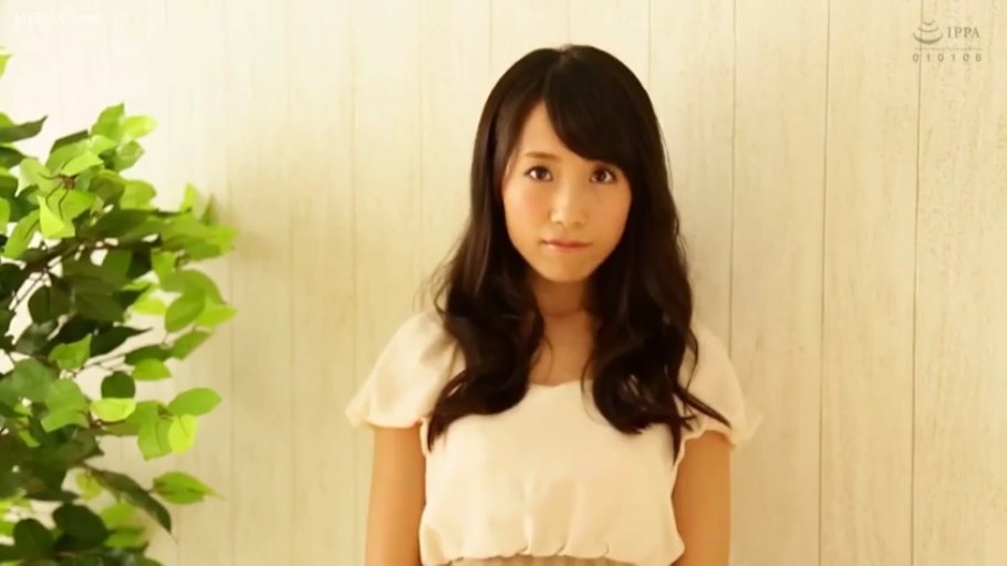 室内 · 自然 · 注视 · 上半身 · 长发 · 正对镜头 · 盆栽绿植 · 浅色褶皱袖上衣