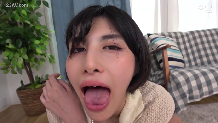 卧室 · 胸部特写 · 内衣 · 抚摸 · 半裸 · 卧姿 · 色情
