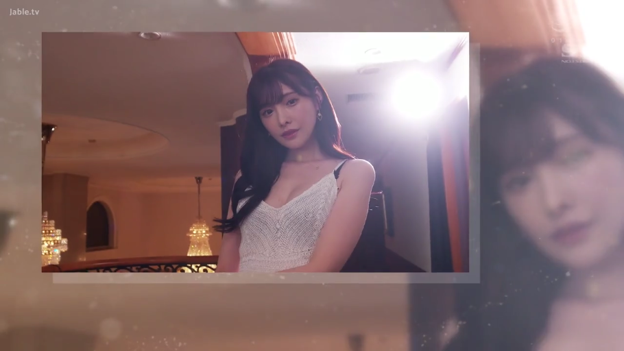 半身特写 · 注视镜头 · 站立姿势 · 深V · 水晶灯 · 妩媚表情 · 奢华室内 · 白色针织吊带