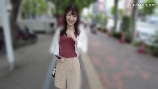 全身 · 微笑 · 面对镜头 · 挎包 · 條紋短褲 · 户外街道 · 街拍风 · 正面行走