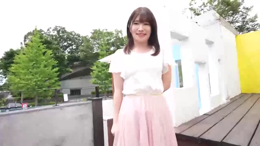 脸部特写 · 微笑 · 户外露台 · 白色短袖上衣